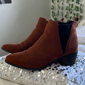 Warm brown Chelsea boots
